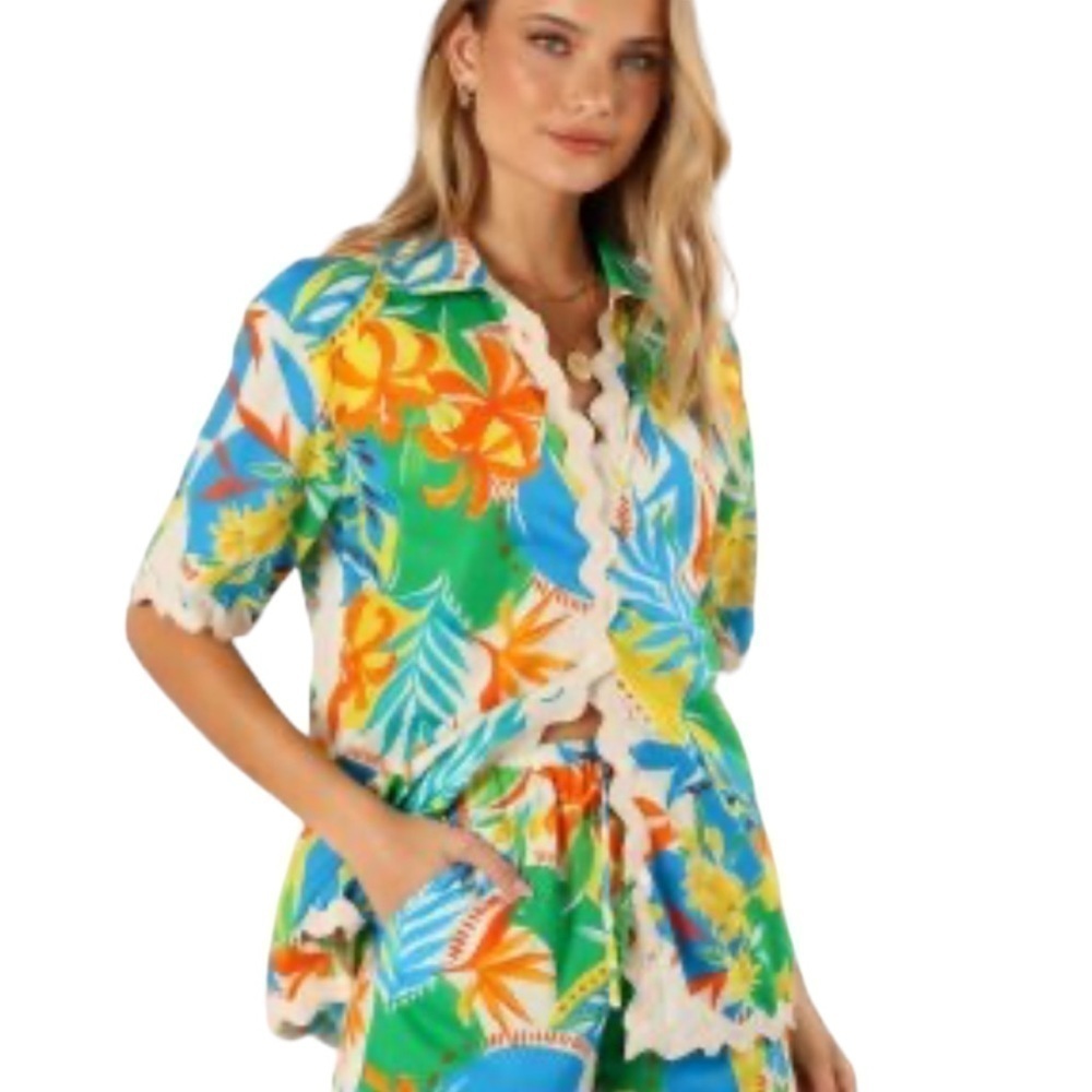 Lilly’s Kloset NWT Floral Hawaiian Print Blouse Top with Contrast Trim